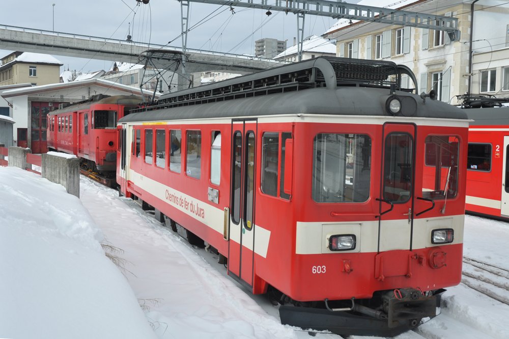 Am 16. Februar 2010 traf ich in Tramelan den ABe 4/4 I 603, der den auf den Ua 251 und Ua 252 verladenen BDe 576 594-6 der SZU (welcher als Ersatzteilspender fr die CJ-Normalspurfahrzeuge bernommen wurde), im Bahnhof verschiebt. So wie der BDe 576 aussah, wurden schon ganz fleissig Teile entnommen.
Bemerkehnswert ist, dass der fahrtchtige Triebwagen ganze 15 Jahre lter ist.