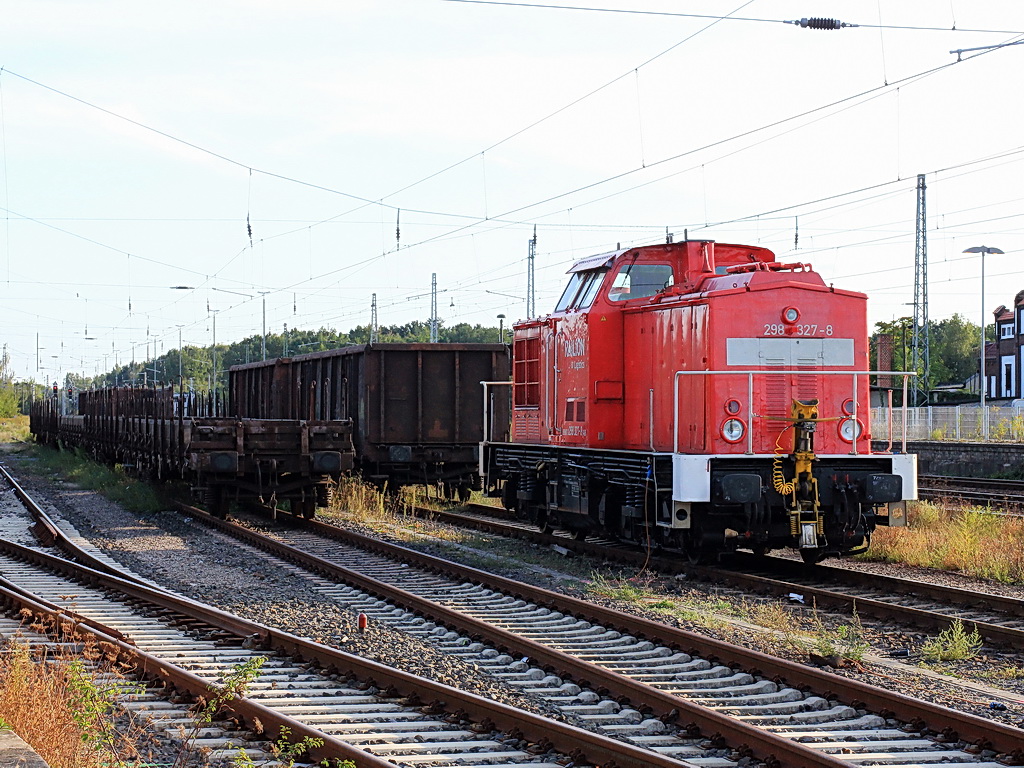 Am 16. September 2011 in Knigs Wusterhausen steht abgestellt 298 327-8.