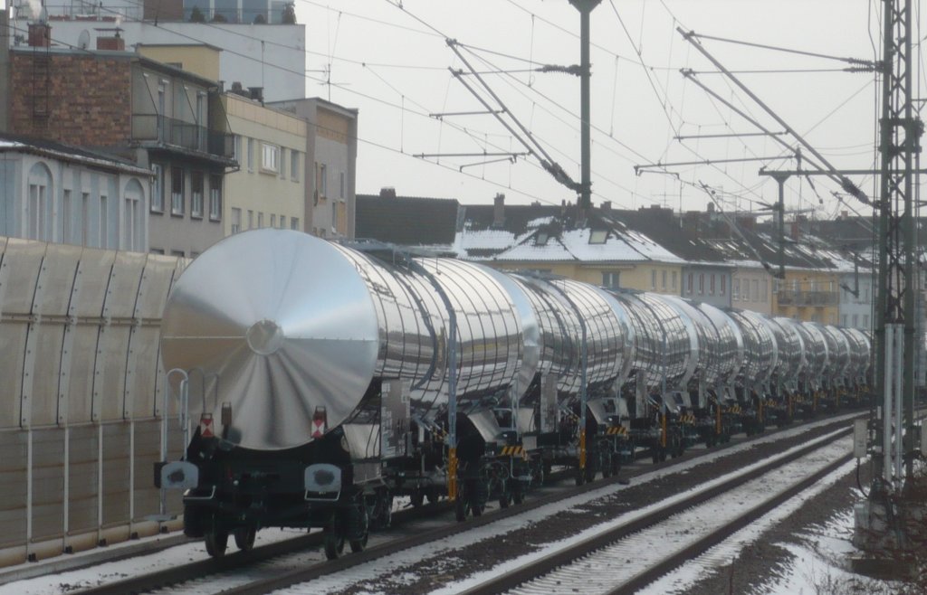 Am 16.01.10 rollte dieser gemischter Gterzug, mit mehreren, bespannten BASF Gtern, durch den Bf Ludwigshafen Mitte.