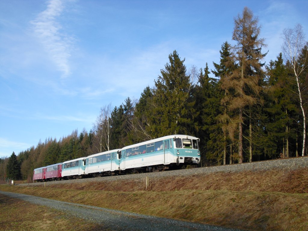 Am 16.01.11 waren 5 Ferkeltaxen auf einer Vogtland Rundfahrt unterwegs. Es fuhren 772 155-8, 772 367-9, 772 312-5, 972 771-0 und 171 056-5, hier sind sie kurz vor Eich/Sachs. 