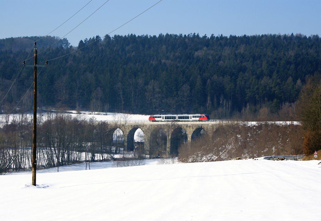 Am 16.02.2010 berquert 5022 027 auf seiner Fahrt von Fehring nach Wr.Neustadt Hbf das Talbergbach Viadukt bei Dechantskirchen.