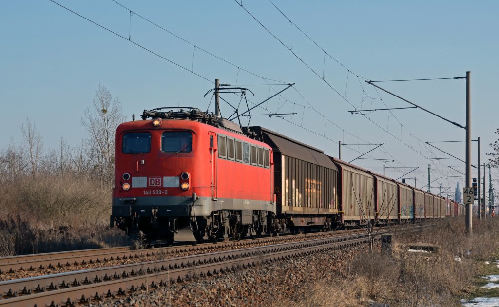 Am 16.03.13 war 140 539 von Zwickau-Mosel nach Braunschweig unterwegs, als sie ihren VW-Teilezug durch Greppin Richtung Dessau zog.