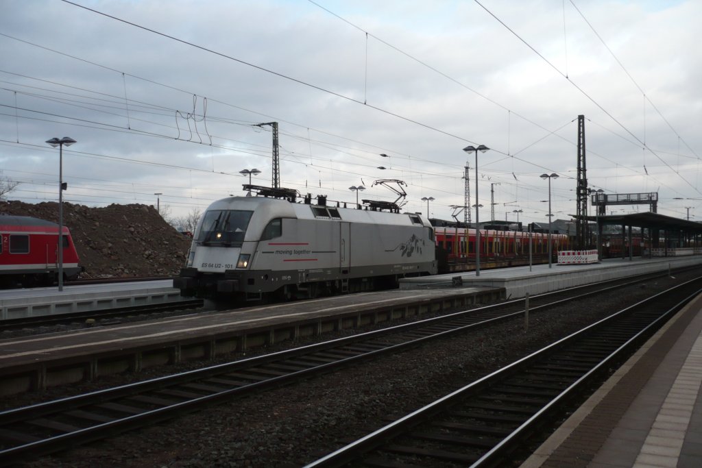 Am 16.03.2010 durchfhrt die ES 64 U2-101 von Hupac,B.z.w CTL-Logistics gerade mit ihrem Gterzug den Bahnhof Gieen/Lahn an der Main-Weser-Bahn in richtung Sden.