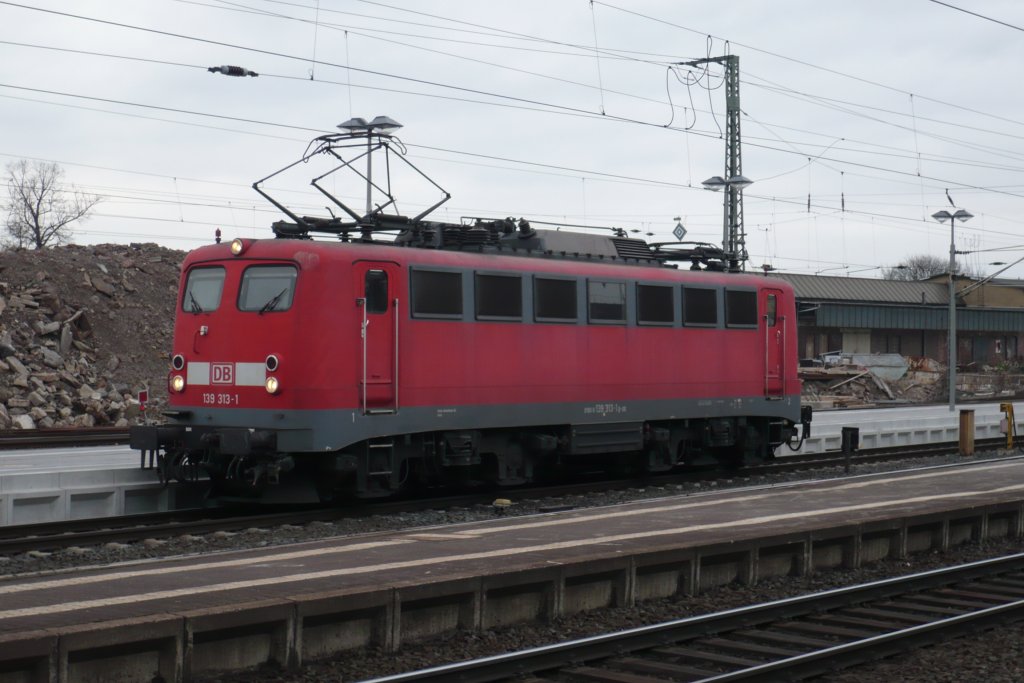 Am 16.03.2010 rangiert die 139 313-1 im Bahnhof Gieen/Lahn und wartet auf die Rangierfahrtfreigabe,um in Gieen abgestellt zu werden.