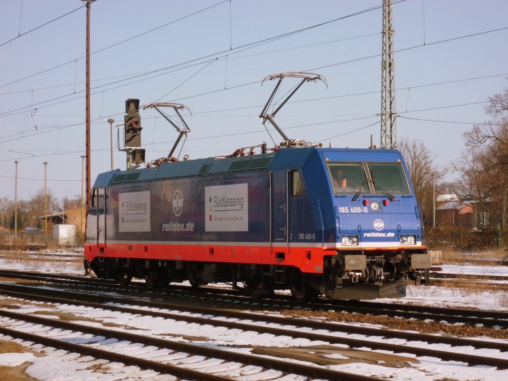 Am 16.03.2013 war mal wieder die schn gelungende Raildox 185 409 in Stendal.Sie brachte einen Holzzug aus Richtung Hannover.