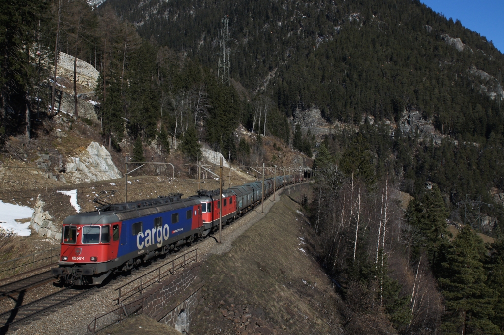 Am 16.03.2013 ziehen die Re 620 047-1 und die Re 4/4 II 11342 einen Stahlzug von Wassen Richtung Gschenen.