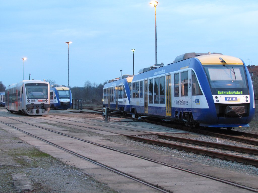 Am 16.04.2013 in Halberstadt Lint 27 des Hex und RS 1 der MRB warten bei der VIS auf neue Aufgaben im Regionalverkehr. ber den Zaun fotograpiert.