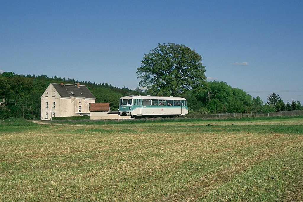 Am 16.05.1998 erreicht 771 069 als RB8695 Mhltroff. Nur noch bis 23.05.1998 wird die Strecke Schnberg -Schleiz durch die DB befahren, danach wird der Verkehr durch die VBG bernommen. (KB-Dia) 