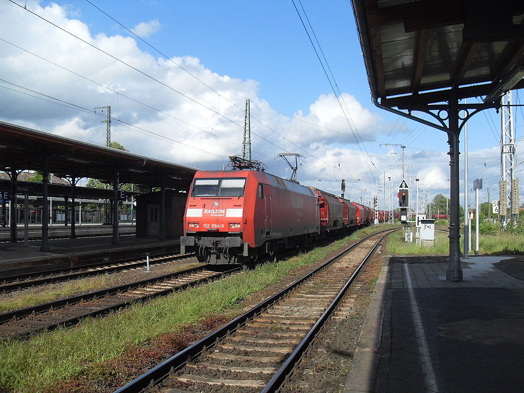 Am 16.05.2012 fuhr 152 094 mit einem Kalizug durch Stendal.
