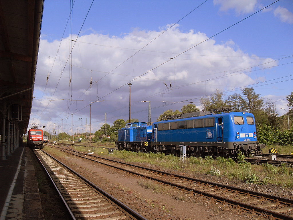 Am 16.05.2012 rangierte 204 036 in Stendal die 140 038 aufs Richtige Gleis. 