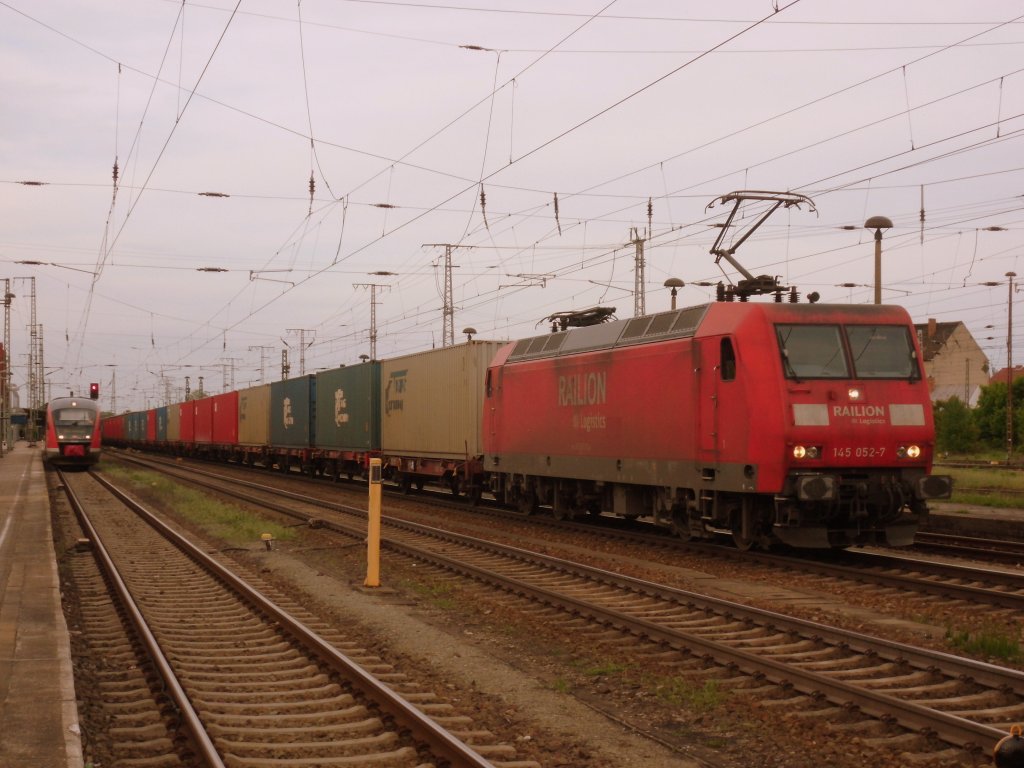 Am 16.05.2013 kam 145 052 mit einem Containerzug durch Stendal und weiter nach Hannover.