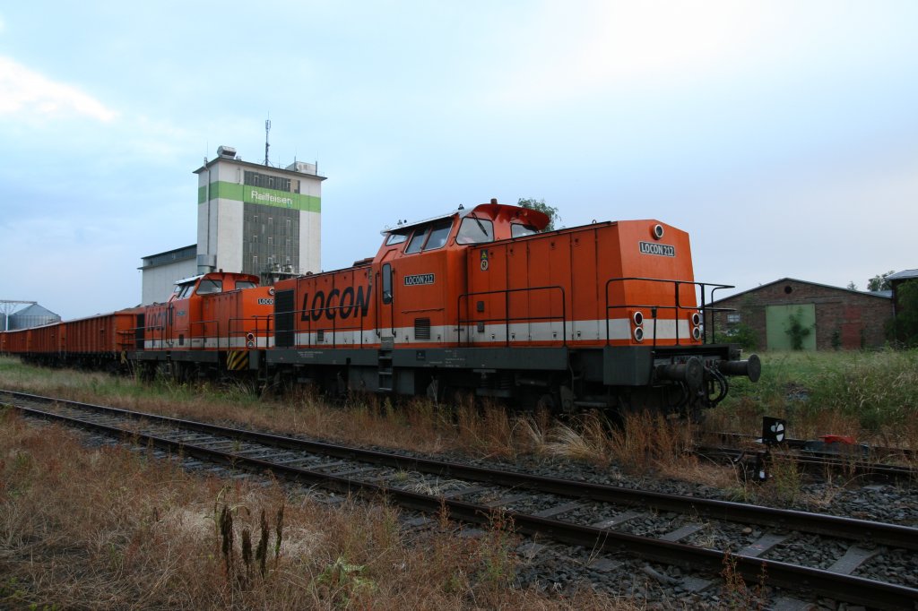 Am 16.06 2007 stehen zwei Lokomotiven der BR V100 der Locon Eisenbahn im Bahnhof von Wittenburg mit ihrem Gterzug .