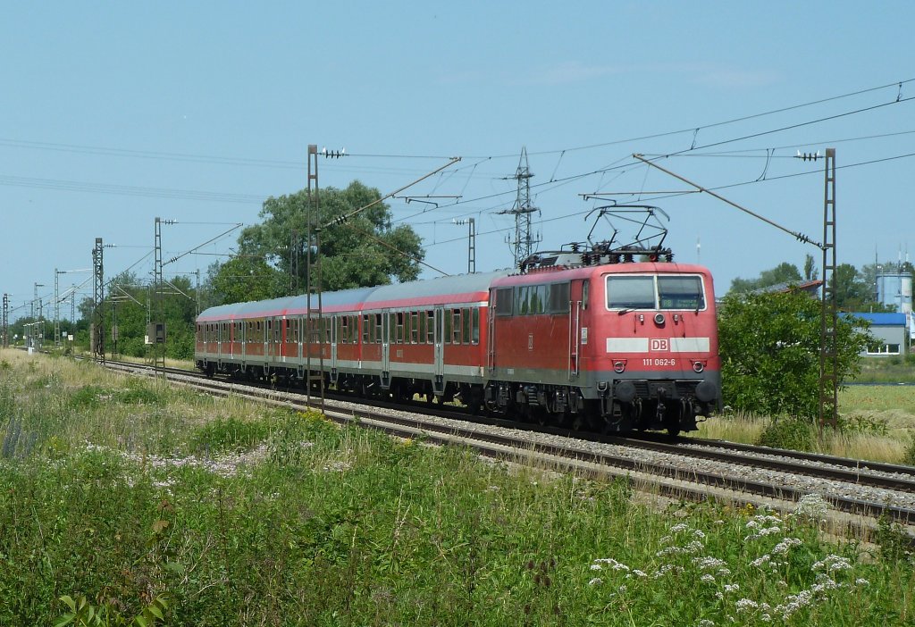 Am 16.06.12 fhrt die 111 062-6 mit einer RB von Neuenburg am Rhein nach Freiburg (Breisgau) Hbf in Buggingen ein.