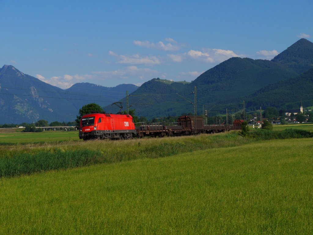 Am 16.06.12 ist BB 1116 185 bei Bernau am Chiemsee mit EZ 44820 (Salzburg Gnigl-Vbf - Mnchen Nord Rbf) unterwegs.