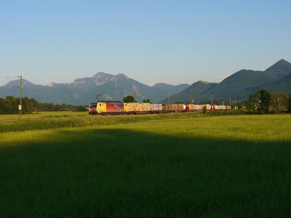 Am 16.06.12 war LM 189 907 noch mit ihrer  Minirex -Beklebung unterwegs, seit einer Woche f�hrt sie als blaues Zebra herum.
Das Bild zeigt sie mit einem Gotthard-Umleiter bei Bernau am Chiemsee.