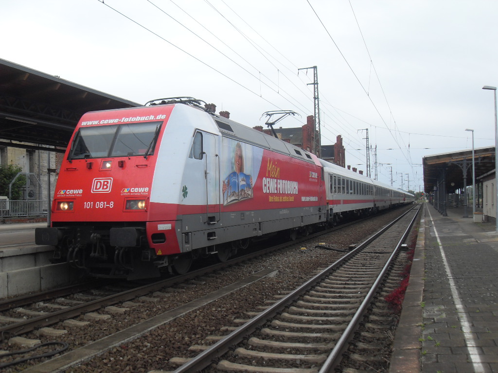 Am 16.06.2012 kam 101 081 (Fotobuchwerbung)mit dem IC 2385 nach Karlsruhe in Stendal an.