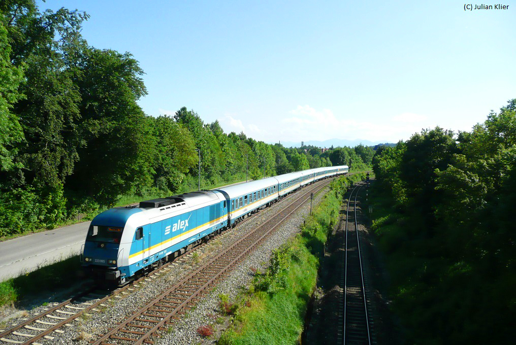 Am 16.06.2013 fhrt 223 065 mit ihrem Alex aus Lindau Hbf/Oberstdorf in Kempten(Allgu) in Richtung Mnchen Hbf.