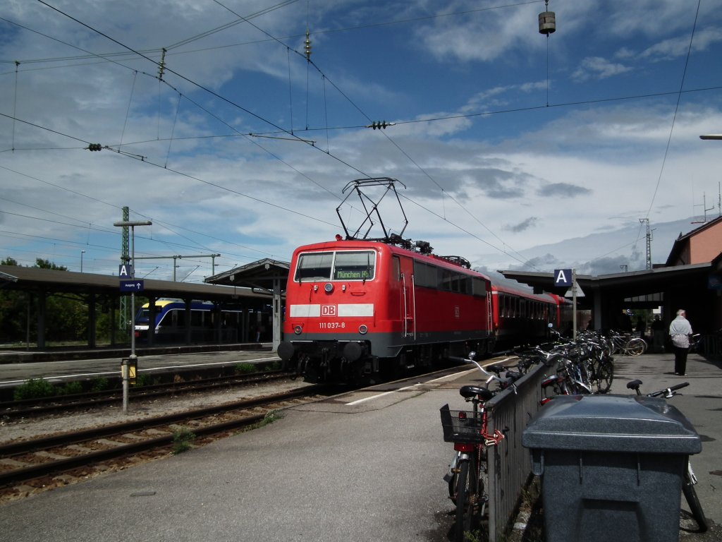 Am 16.08.2012 wartet 111 037 in Weilheim (i. Oberbay.) auf die Busse des Schienenersatzverkehrs aus Murnau.