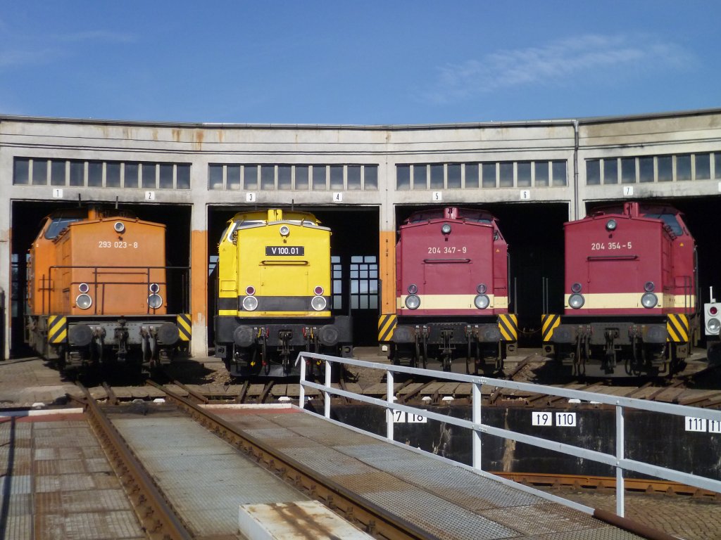 Am 16.09.12 war bei der IG Traditionslok 58 3047 e.V. Glauchau ein Bw Fest. Hier die 293 023-8, V100.01 (202 481-8), 204 347-9 und 204 354-5.

