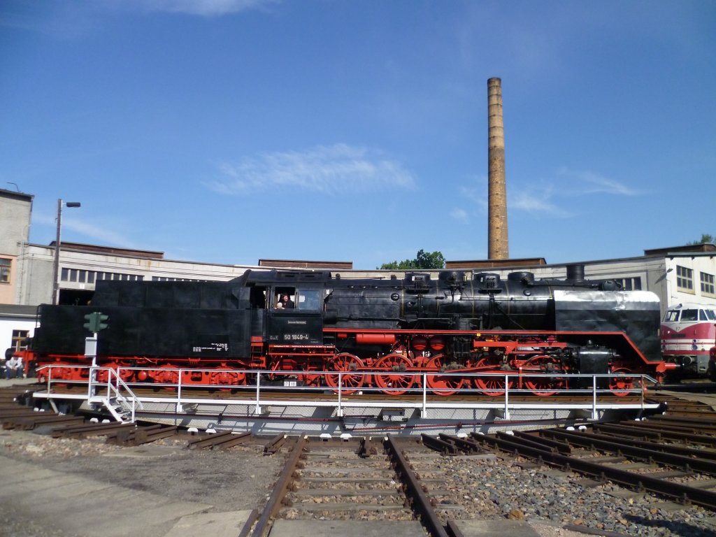 Am 16.09.12 war bei der IG Traditionslok 58 3047 e.V. Glauchau ein Bw Fest. Hier die 50 1849-4 auf der Drehscheibe.