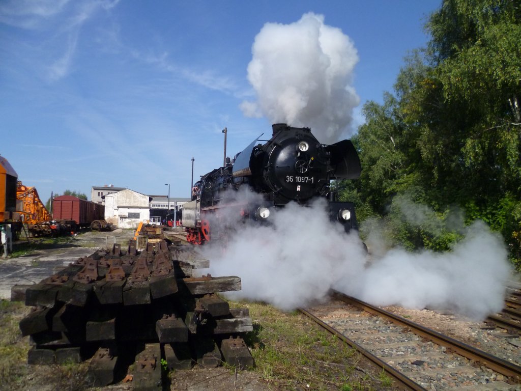 Am 16.09.12 war bei der IG Traditionslok 58 3047 e.V. Glauchau ein Bw Fest. Hier die 35 1097-1 bei den Fhrerstandsmitfahrten.