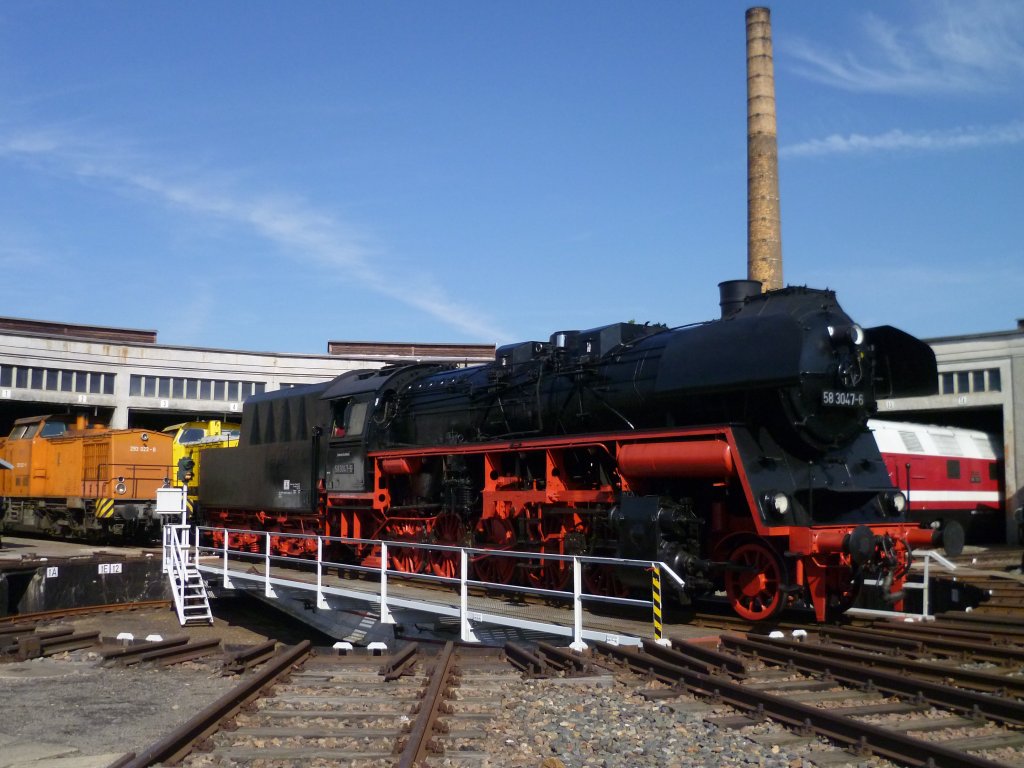 Am 16.09.12 war bei der IG Traditionslok 58 3047 e.V. Glauchau ein Bw Fest. Hier die 58 3047-6 auf der Drehscheibe.