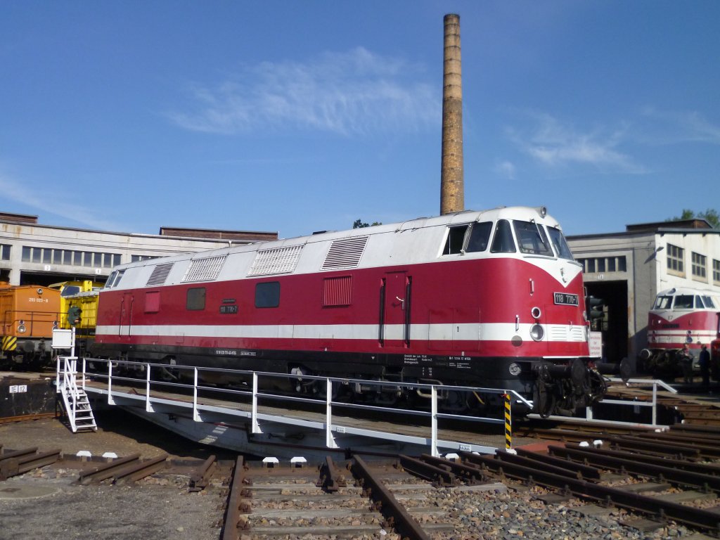 Am 16.09.12 war bei der IG Traditionslok 58 3047 e.V. Glauchau ein Bw Fest. Hier die 118 770-7 auf der Drehscheibe.
