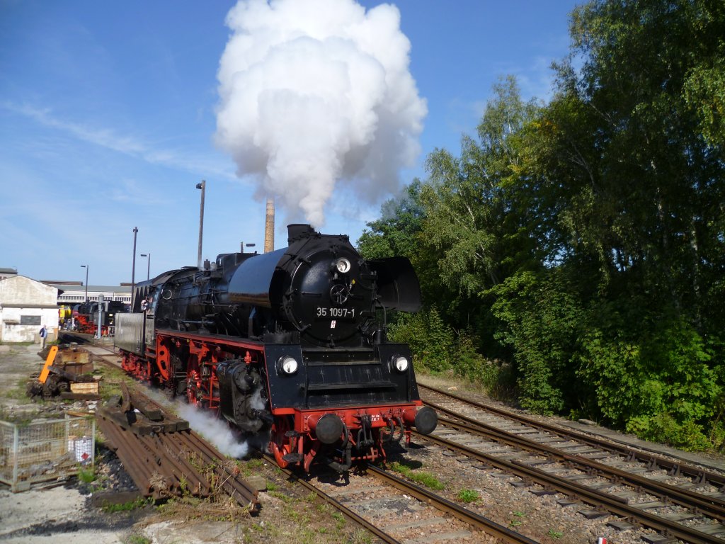 Am 16.09.12 war bei der IG Traditionslok 58 3047 e.V. Glauchau ein Bw Fest. Hier die 35 1097-1 bei den Fhrerstandsmitfahrten.