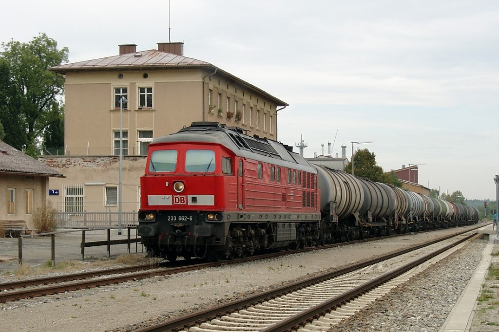 Am 16.09.2009 wartet 233 662 im Bahnhof Mindelheim auf die Weiterfahrt nach Lindau.