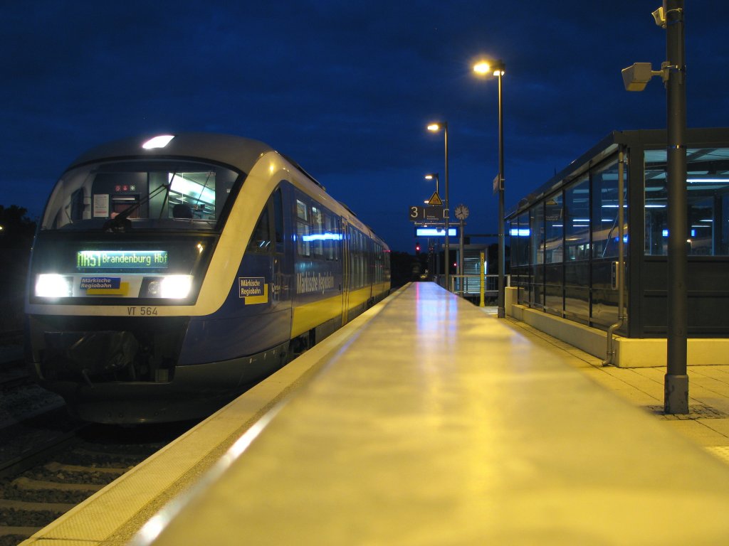 Am 16.09.2010 steht der Desiro der Mrkischen Regiobahn im Bahnhof von Rathenow zur Abfahrt nach Brandenburg HBF bereit