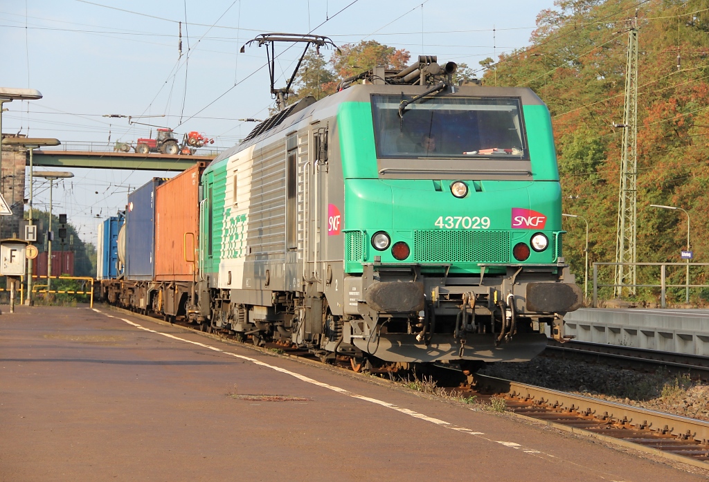 Am 16.09.2011 kam das  FRETtchen  437029 mit einem bunten Containerzug zurck aus Richtung Sden. Aufgenommen in Eichenberg.