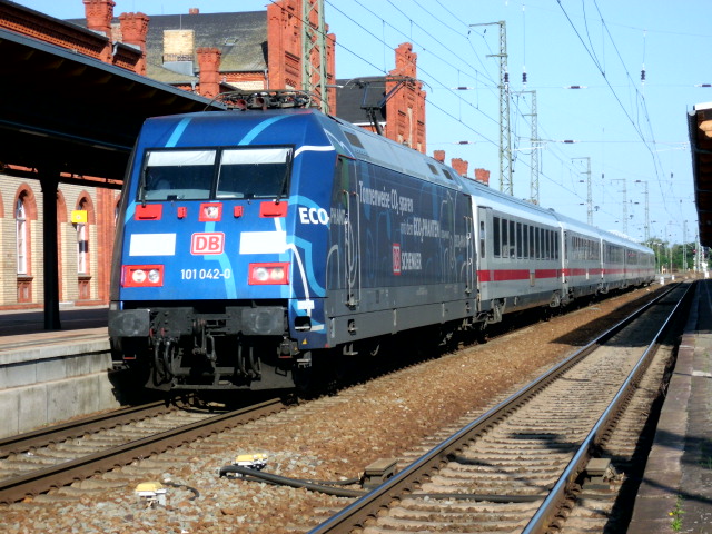 Am 16.09.2012 kam 101 042 mit einem Ersatzzug IC 1923 in Stendal ein 