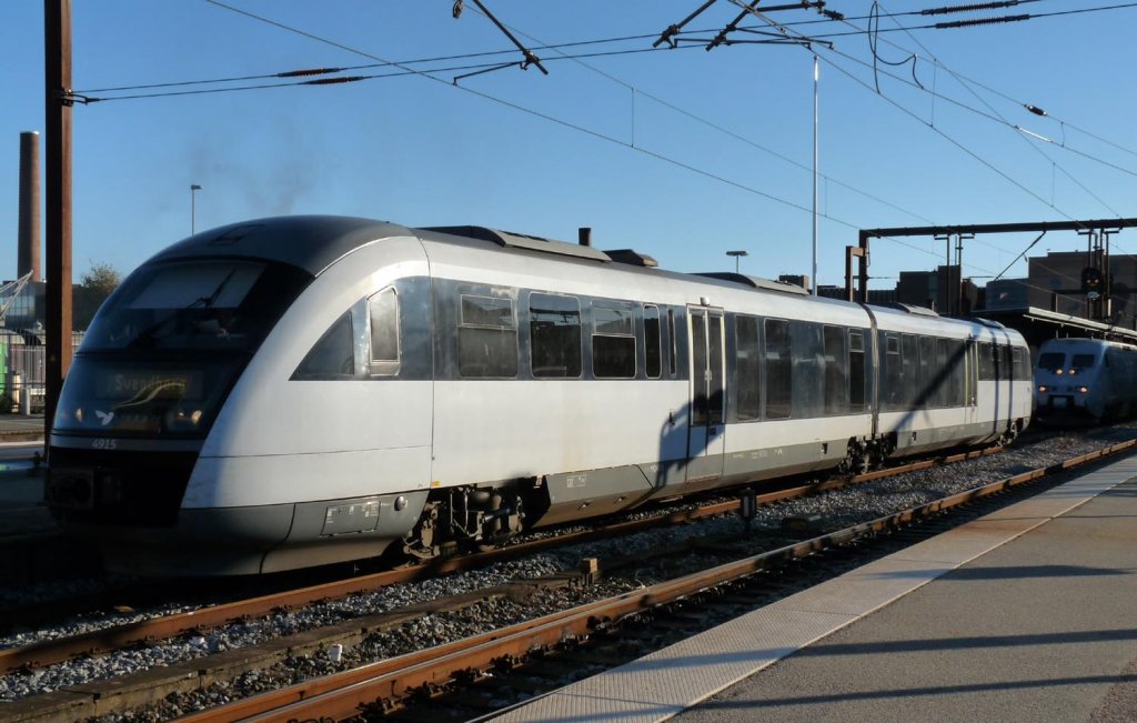 Am 16.10.2010 wartet DSB MQ 4915 auf die Abfahrt nach Svendborg. Im Hintergrund wird gerade der schwedische Hochgeschwindigkeitszug X 2000 vorgestellt.