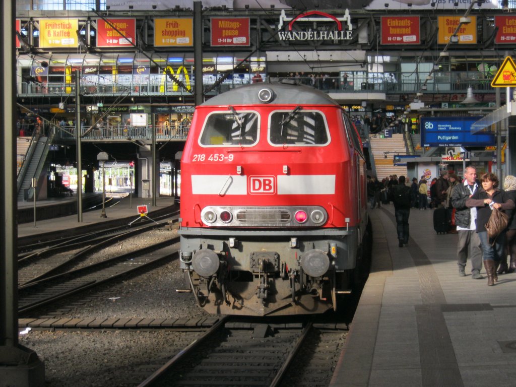 Am 16.10.2010 wurde gerade 218 453-9 im Hamburger HBF mit ihrem RE nach Puttgarden bereit gestellt.