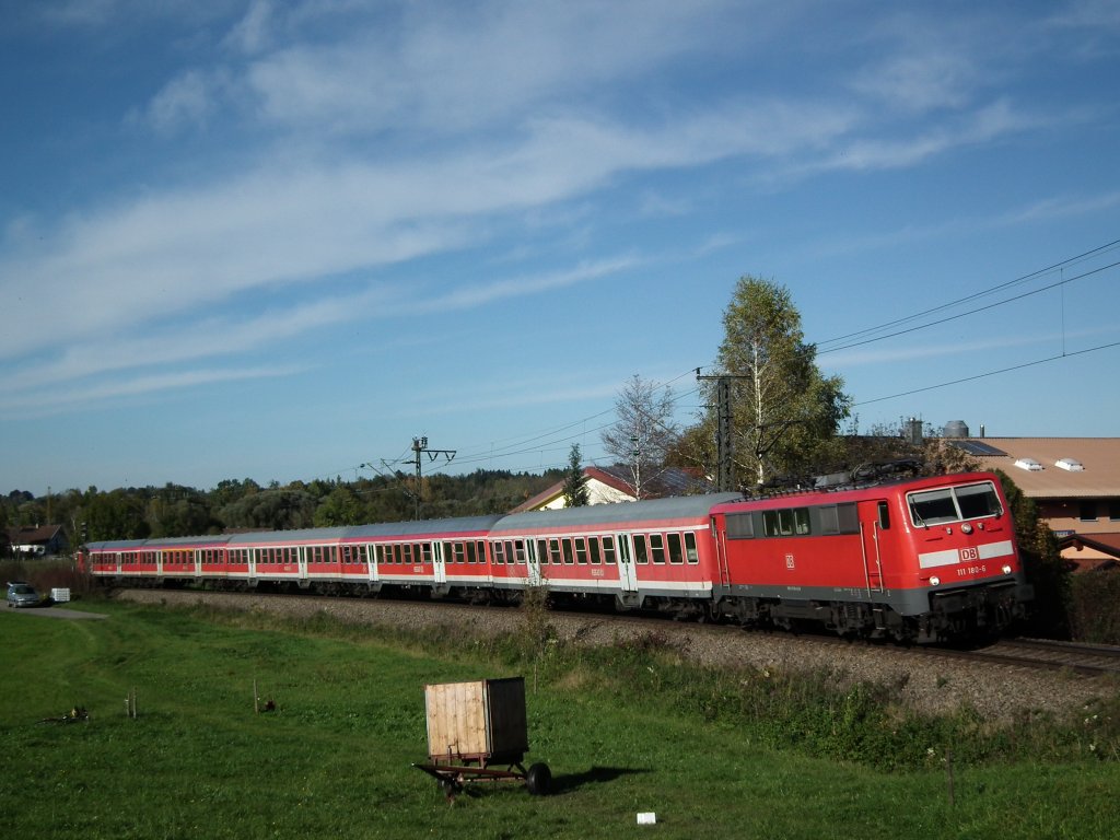 Am 16.10.2012 erreicht 111 180 den Bahnhof Ohlstadt.