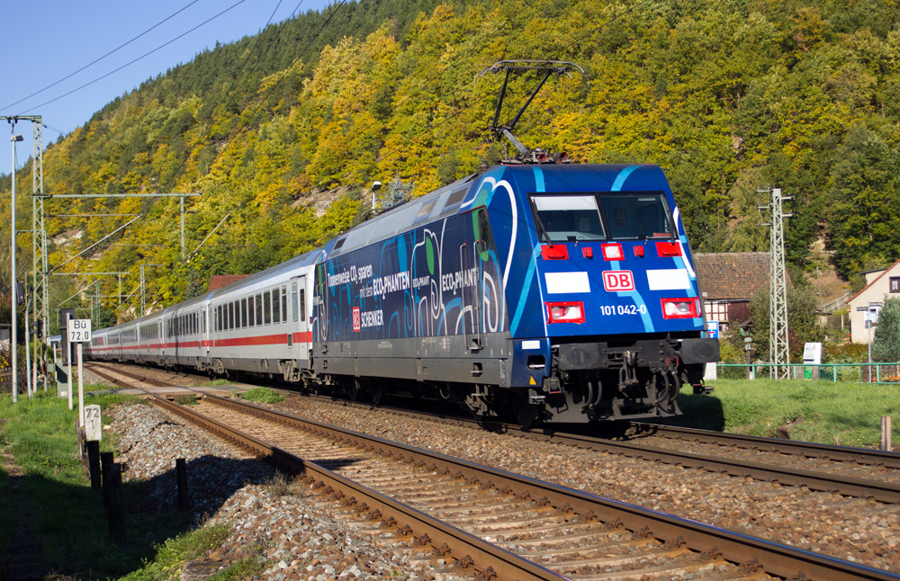 Am 16.10.2012 war am Schluss des IC 2208 Strecke Saalfeld/Saale - Camburg die
101 042-0 dran, ich habe sie gerade noch so erwischt.
Aufnahme B� 72,0 in Remsch�tz
