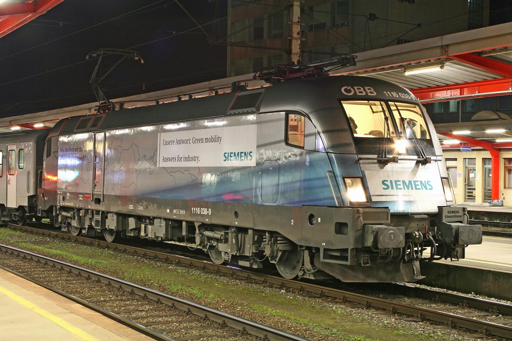 Am 16.11.2009 steht die 1116 038 (Siemens) in Bruck/Mur am Bahnsteig 3.