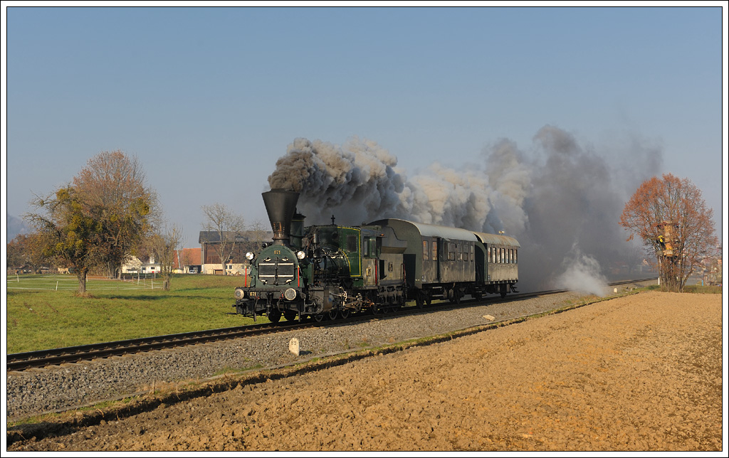 Am 16.11.2011 war wieder einmal unsere 151 Jahre alte 671 unterwegs. Sie brachte die eine private Reisegesellschaft von Graz Köflacherbahnhof nach Lieboch. Die Aufnahme zeigt den Zug zwischen den Bahnhöfen Straßgang und Premstätten-Tobelbad in Windorf als SpZ 8461.