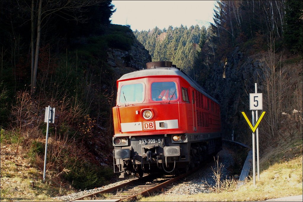 Am 16.11.2012 rollt ein Militrtransport durchs Flhatal. In Pockau-Lengefeld muss der Zug geteilt werden und wird bis Marienberg in zwei Teilen geschleppt. Hier ist die Lok auf dem Rckweg,um den zweiten Zugteil in Pockau zu bernehmen. Dabei passiert sie einen engen Taleinschnitt.