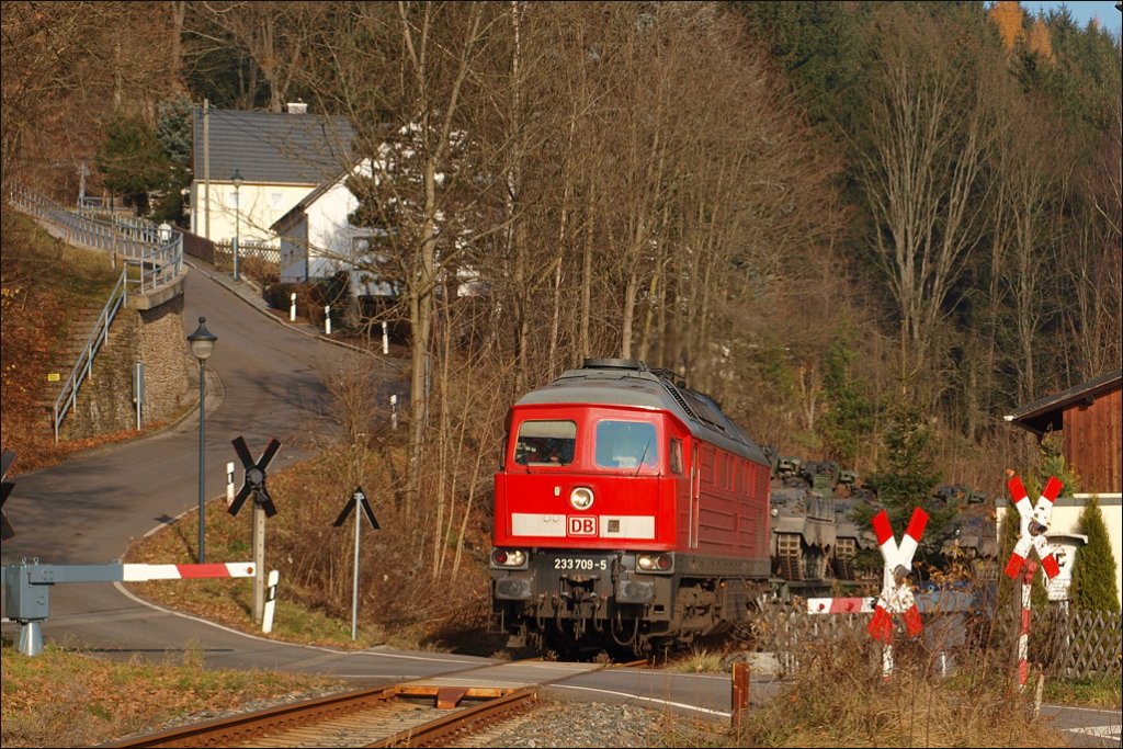 Am 16.11.2012 rollt ein Militrtransport durchs Flhatal. Hier sehen wir den Zug auf den letzten Kilometern bis Marienberg.