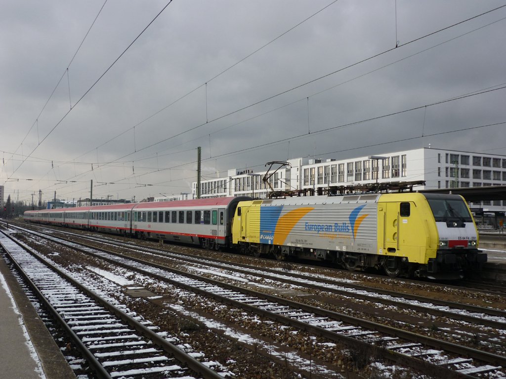 Am 16.12.2009 konnte ich die ES 64 F4 091 mit Ihrem DB - BB Eurocity 87 beim halt in Mnchen Ost Fotografieren.