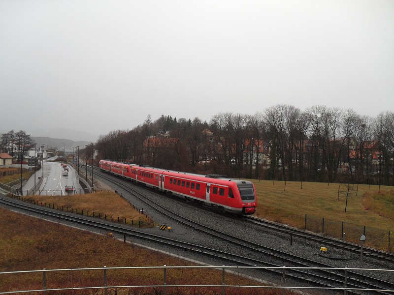 Am 16.12.2011 ist dieser Triebwagen nach Hannover unterwegs. Von der Fugngerbrcke aus lichtete ich ihn zwischen Wernigerode Hbf und Wernigerode-Elmowere ab.