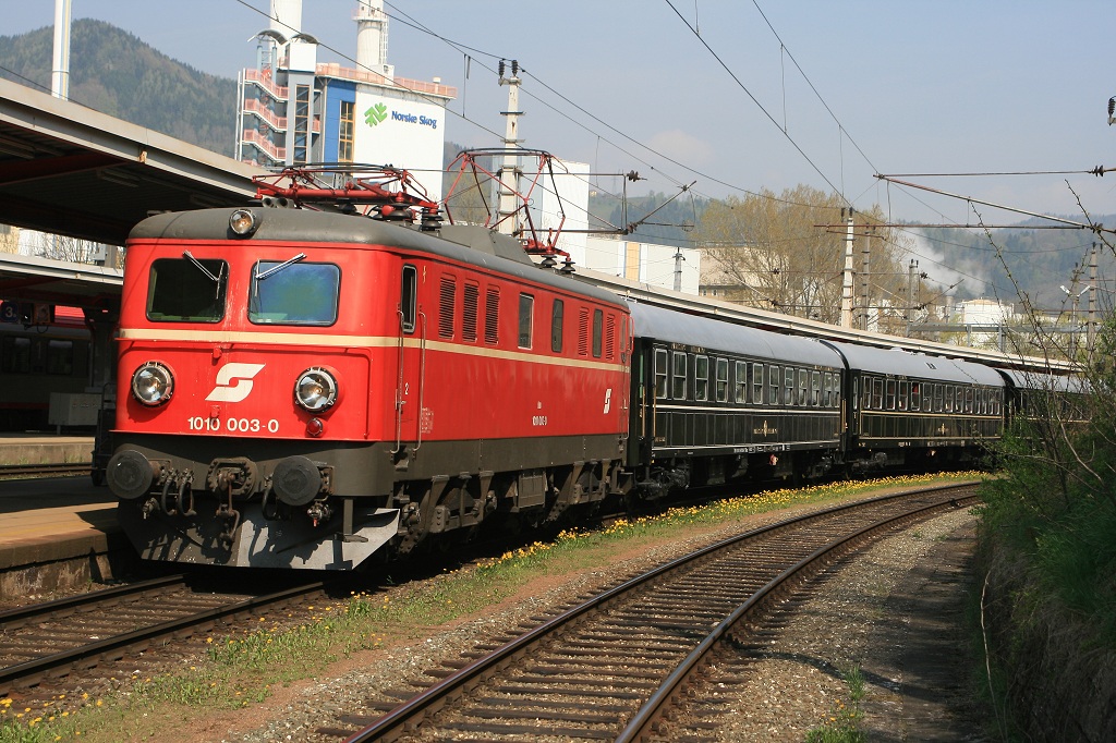 Am 16.4.2009 gab es seltenen Besuch in Bruck/Mur. Die 1010.003 zieht einen Sonderzug durch den Bahnhof.