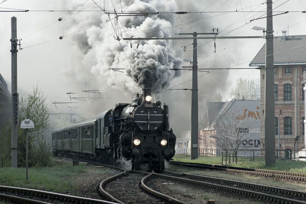 Am 16.4.2011 bespannte BR 310.23 den Sonderzug R 17206 von Wien Heiligenstadt nach Sigmungsherberg, zum Ostermarkt. Hier kurz vor Wien Nussdorf.
