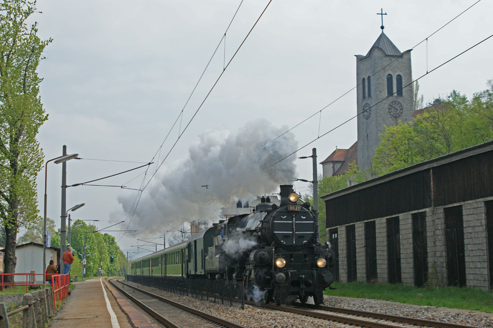 Am 16.4.2011 bespannte BR 310.23 den Sonderzug R 17206 von Wien Heiligenstadt nach Sigmungsherberg, zum Ostermarkt. Hier bei der Durchfahrt Greifenstein-Altenberg.