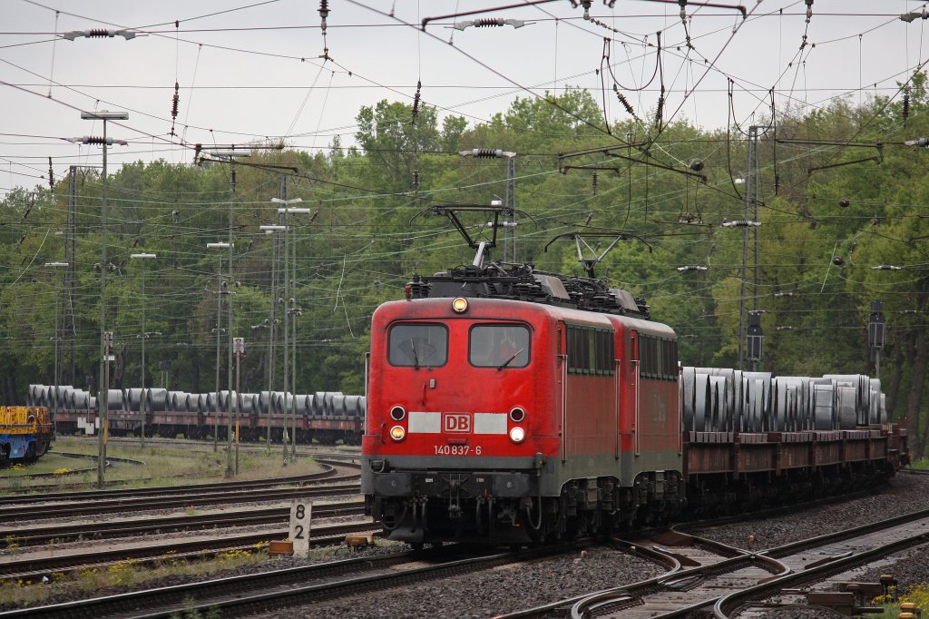 Am 16.5.12 fuhr die 140 837 und eine weitere 140er mit dem Andernacher Stahlrollenzug durch Duisburg-Entenfang.