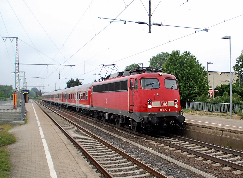 Am 16.5.2011 steht 110 470-2 mit einem RE4-Verstrker in Rheydt Hbf in Richtung Aachen geht die Fahrt weiter.