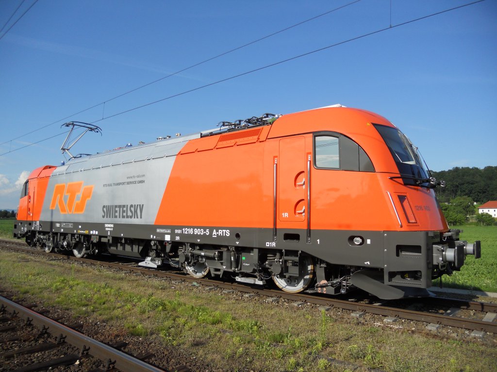Am 16.6.2011 konnte ich die 1216 903 in Nettingsdorf fotografieren die als Lz nach Graz verkehrte. 