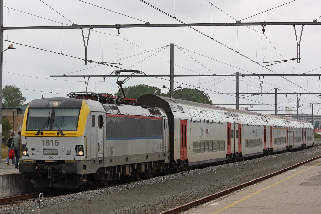 Am 16.7.12 kommt die belgische 1816 mit ihrem Zug an der Endstation im Bahnhof Knokke an.