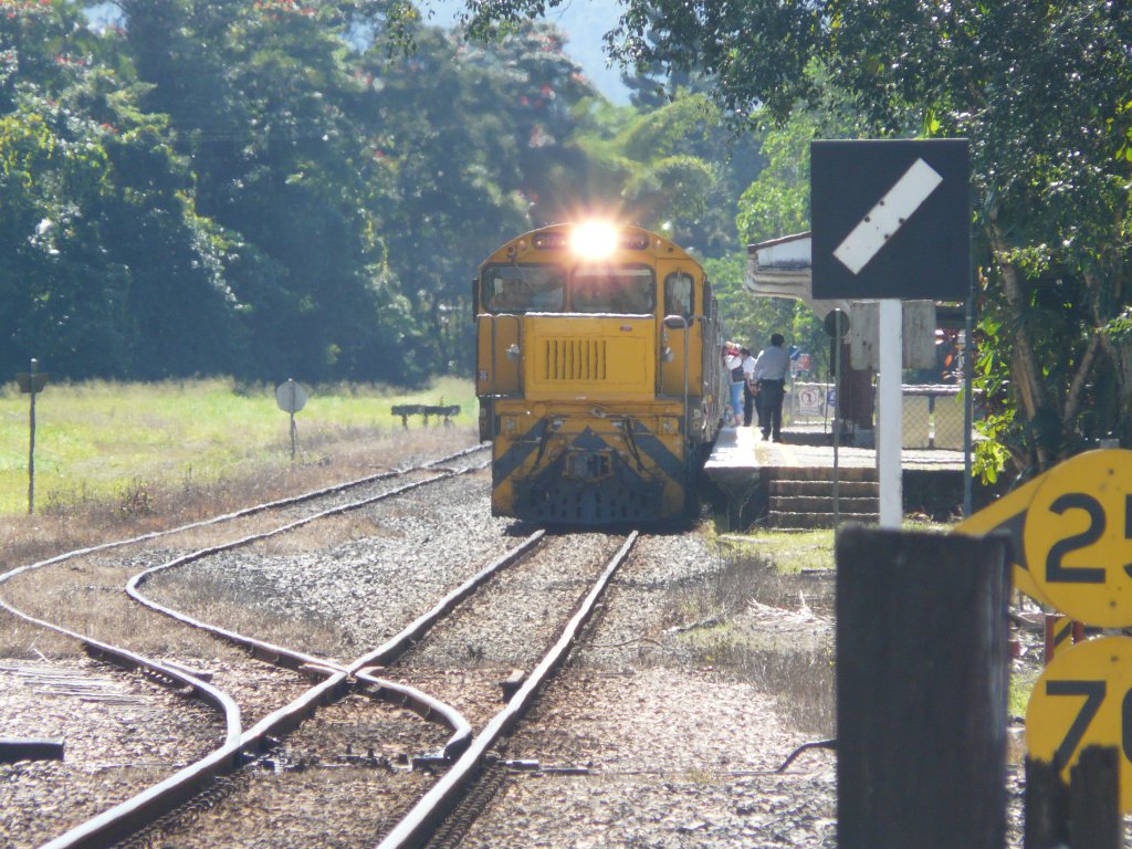 Am 16.7.2009 steht 2176D mit dem ewig langen Sunlander Express in Tully